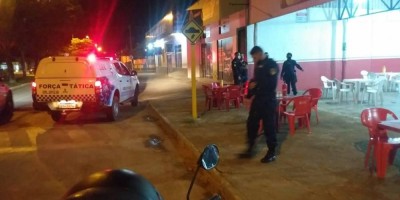 Garçom de 20 anos fica ferido após ser alvejado por atirador enquanto trabalhava em...