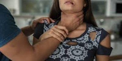 Marido enciumado enforca e bate cabeça da mulher contra a parede