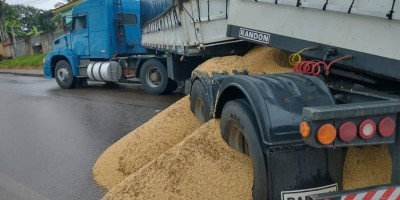 Carreta 'enguiça' e derrama parte da carga no meio da pista em Colorado do Oeste (RO);...