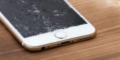 Mulher acorda namorado na porrada após ler mensagens de amante em celular