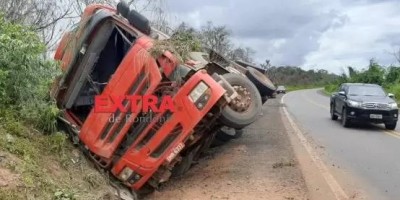 Carreta carregada com gado tomba na BR-364 próximo a distrito de Guaporé