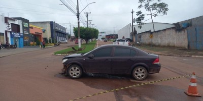 Forte colisão em cruzamento é registrado no centro de Rolim de Moura