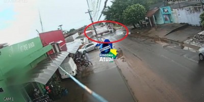 Câmera de segurança registra caminhão invadindo preferencial e acertando motociclista...