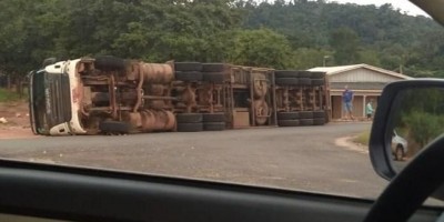 Carreta tomba na RO-481 entre São Miguel e Nova Brasilândia