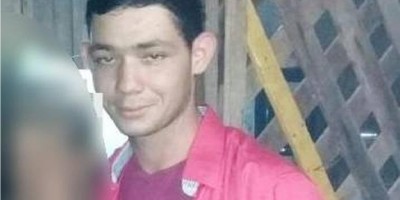 Filho morre atingido por tiro acidental da espingarda do pai ao subir em moto