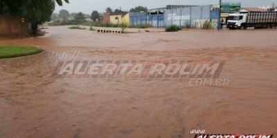 Velho problema: Após intensa chuva, ruas de Rolim de Moura ficam debaixo d'água; veja...