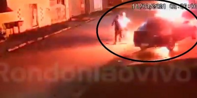 Carro é incendiado criminosamente em frente residência em Porto Velho; veja o vídeo