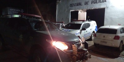 Mãe é presa por agredir filha com chutes na barriga