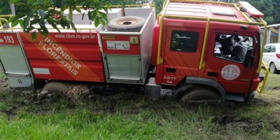 Em Vilhena, viaturas da PM e Bombeiros atolam em chácara onde acontecia festa...
