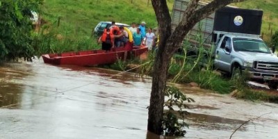 Ponte fica submersa e grávida em trabalho de parto é resgata de barco pelo Corpo de...