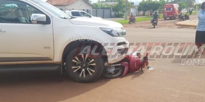 Mulher fica gravemente ferida ao ser atingida por caminhonete no Centro de Rolim de Moura