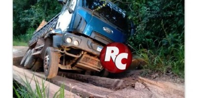 Ponte não suporta peso e cede com caminhão carregado de soja em São Francisco
