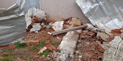 Mulher se confunde com pedais de carro automático e provoca estragos em igreja e posto...