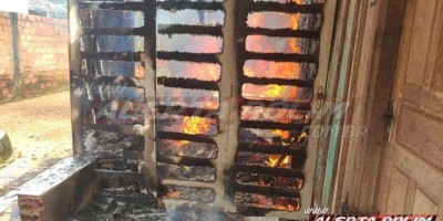 Bombeiros controlam incêndio em residência desabitada no bairro Cidade Alta em Rolim de...