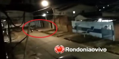 Morador tem residência atacada com vários tiros por criminoso em moto; veja o vídeo