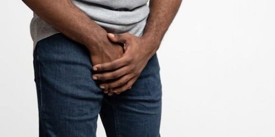 Marido é hospitalizado após ser agredido a vassourada nos testículos 