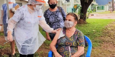 Vacinação contra covid-19 para idosos de 72 a 74 acontece nesta quinta (25)