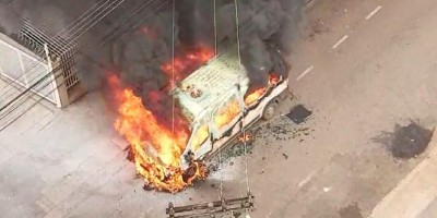 Van que transportava pacientes pega fogo no centro de Porto Velho; veja o vídeo