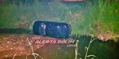 Condutor cai com carro dentro de córrego no Centro de Rolim de Moura