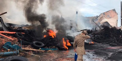 Bombeiros continuam trabalho para apagar chamas que destruíram empresa em Porto Velho;...