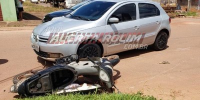 Mulher fica ferida após colidir contra carro em Rolim de Moura