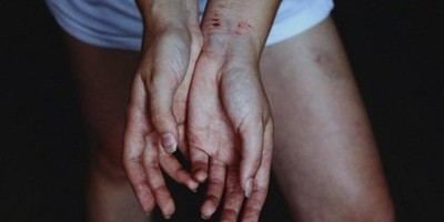 Mãe é jogada ao chão e surrada pelo próprio filho ao pedir que ele parasse de beber