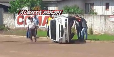 Veículo tomba após ser atingido por caminhonete no Centro de Rolim de Moura; veja o...