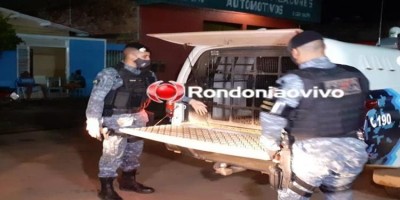 Mãe é detida por atacar policiais a facadas para impedir prisão do filho