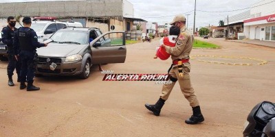 Mãe e filho são socorridos pelos bombeiros após acidente entre moto e carro no centro...