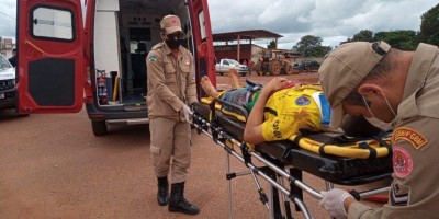 Motociclista sofre fratura no braço após colisão com carro no bairro Cidade Alta em...