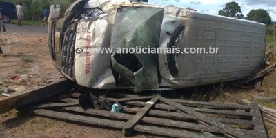 Ambulância capota logo após transportar pacientes de hemodiálise