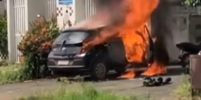 Ex-marido tem carro incendiado por mulher ao tentar pegar a filha; veja o vídeo