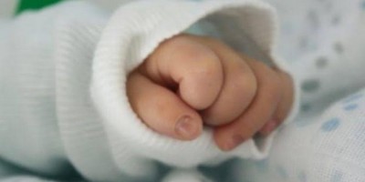 Bebê morre engasgado com o vômito após ser amamentado pela mãe