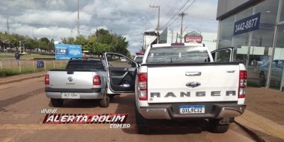 Saveiro atinge porta de caminhonete após condutor abri-la para sair do veículo sem...