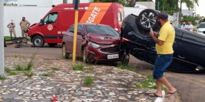 Acidente inusitado envolvendo dois carros e viatura dos Bombeiros deixa militar ferida em...