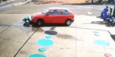 Paraná: Carro passa por cima de frentista que estava agachado em posto de combustíveis;...