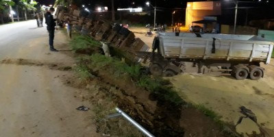 Carreta carregada de soja tomba às margens da BR-364, próximo ao rio Jaru