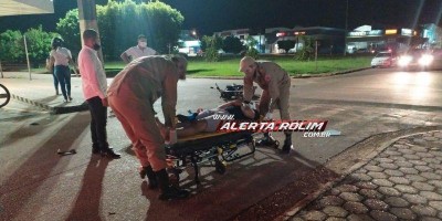 Carro invade via preferencial e acaba atingindo motociclista no centro de Rolim de Moura