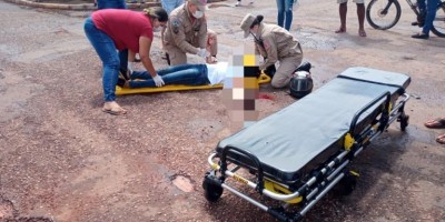 Mulher fica ferida após acidente entre moto e carro no centro de Rolim de Moura