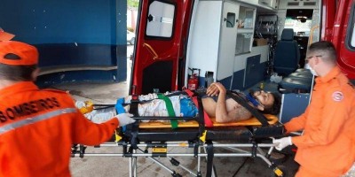 Assaltante leva tiro no peito durante roubo e comparsa é preso com armas, em Ji-Paraná 