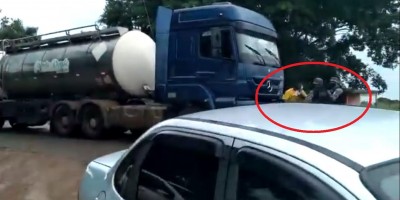 Em Machadinho, produtores de leite protestam após laticínios reduzirem preço do...