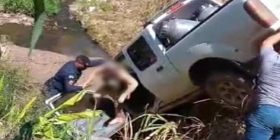 Motorista perde o controle de veículo após defeito mecânico e cai em ribanceira