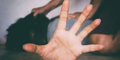 Jovem de 22 anos tem casa invadida e é estuprada enquanto lavava roupas