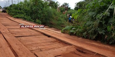 Motociclista cai dentro do rio ao passar pela ponte em Rolim de Moura