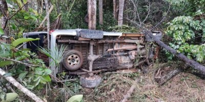 Carro de funerária capota enquanto ia buscar corpo em Vilhena