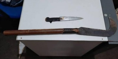 Armados com foice e faca, irmãos são presos acusados de tentar matar vizinhos