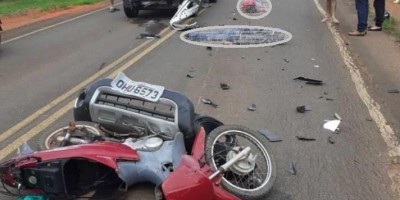 Choque entre moto e carro deixa homem de 51 anos e garota de 16 em estado grave em...