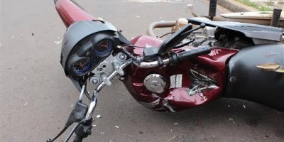 Mulher é agredida a capacetadas e tem moto destruída por namorado