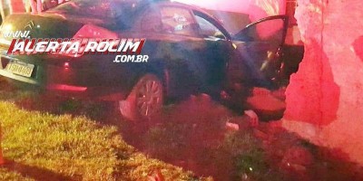 Condutora perde o controle da direção e bate carro em muro de residência em Rolim de...