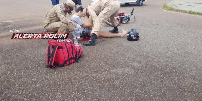 Motociclista é socorrido à UPA após colisão entre carro e moto no centro de Rolim de...